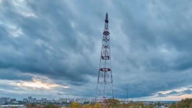 Epic Cloudscape zaman çizelgesi. Dramatik bulutları, gökdelenleri ve radyo kulesi olan sonbahar şehri