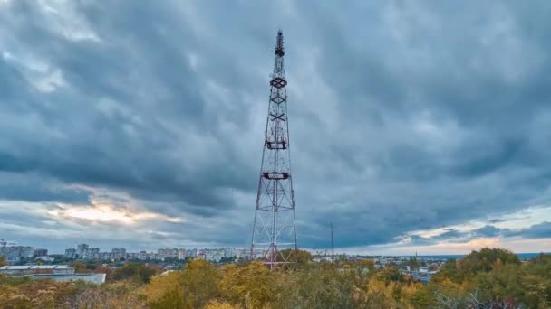 Tiempo Epic Cloudscape. Ciudad de Otoño con nubes dramáticas, rascacielos y torre de radio. — Vídeos de Stock