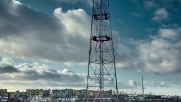 Epic Cloudscape timelapse. hiver Paysage urbain avec nuages spectaculaires, gratte-ciel et tour radio