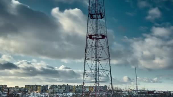 Tiempo Epic Cloudscape. Ciudadela de invierno con nubes dramáticas, rascacielos y torre de radio. — Vídeos de Stock