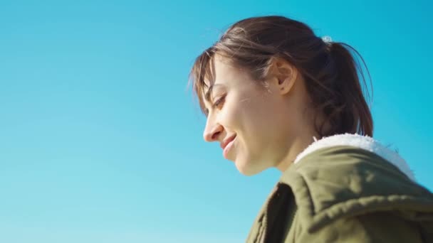 Cerrar la vista de fondo retrato joven morenita sonriente. — Vídeos de Stock