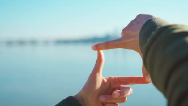 POV eerste persoon bekijken vrouwelijke handen maken frame met vingers — Stockvideo