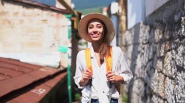 Antik caddede yürüyen neşeli kadın turist. Avrupa 'da tek başına tatilin tadını çıkarıyor.