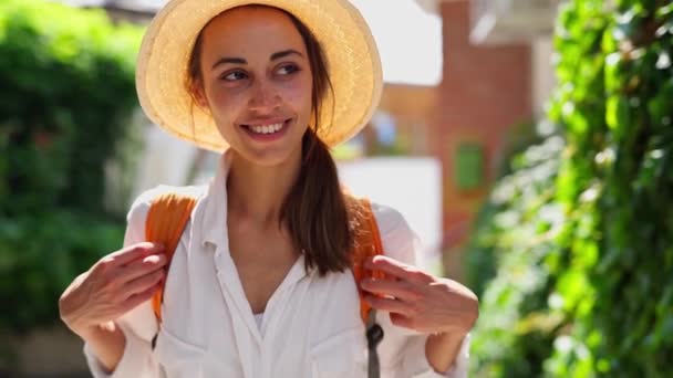 Primer plano Hermosa chica turística alegre caminando calle verde de la ciudad, vacaciones de aventura de verano en Europa — Vídeo de stock