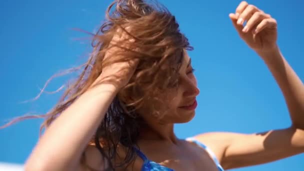 Close Up slow motion attractive joyful girl shaking flying hair, Looking down at camera — Stock Video