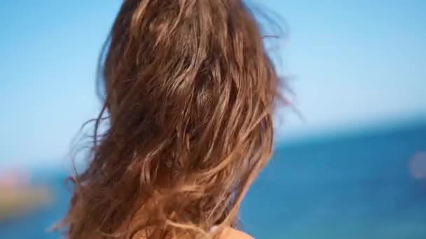 Close Up slow motion attractive joyful girl shaking head with flying hair — Stock Video