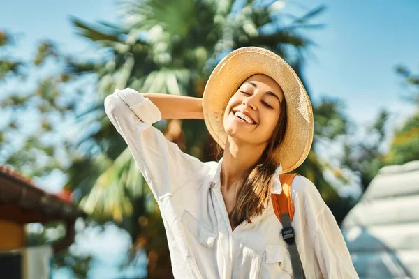 Gelukkig glimlachende vrouw toerist met strohoed, wit shirt op vakantie in Thailand, genieten van de zomer reizen . — Stockfoto