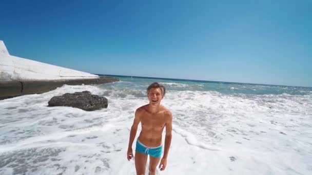 Feliz homem sorridente em mar ondulado — Vídeo de Stock
