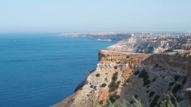 Удивительная панорама морского пейзажа с высокой известняковой скалой над голубым морем и ясным глубоким голубым небом — стоковое видео