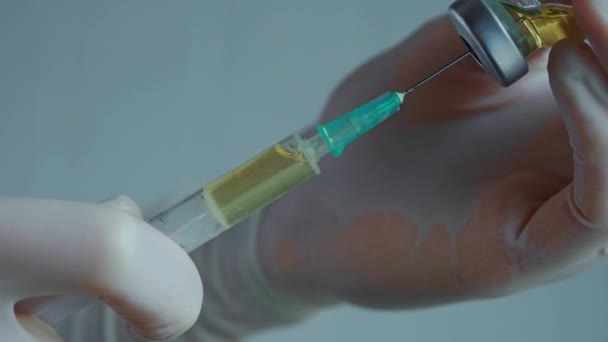 Medicinsk undersökning av ett vaccin i en spruta. — Stockvideo