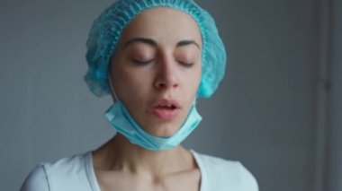 Üniformalı kadın doktor hasta. Hastaları hastaneye yatırdıktan sonra hastalanır..