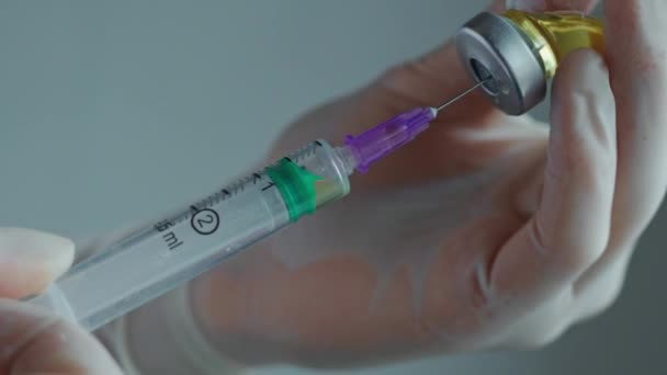 Médico pega um medicamento em uma seringa — Vídeo de Stock