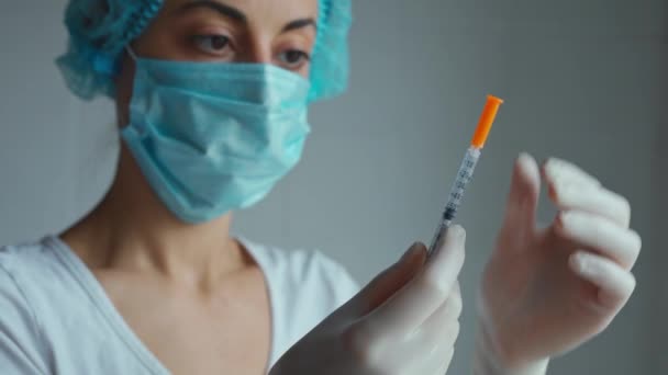 Az orvos előkészíti az injekciót. — Stock videók