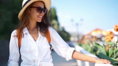 Antik caddede yürüyen güzel bir turist portresi. Avrupa 'da tek başına tatilin tadını çıkarıyor.
