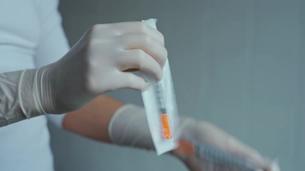 医生打开消毒注射器准备在医院注射 戴着消毒防护手套的特写镜头手打开胰岛素注射器 — 图库视频影像
