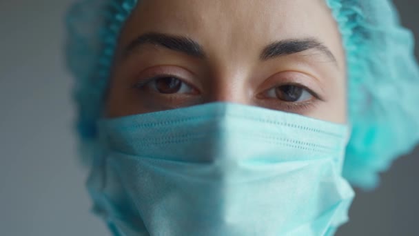 顔マスクで医師や看護師を閉じます手術介入医療クリニックを準備 — ストック動画