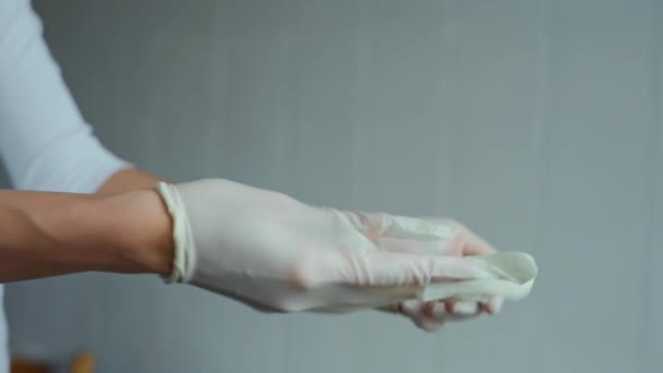 Медсестра Палате Больницы Надевает Стерильные Защитные Перчатки Белом Фоне — стоковое видео