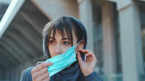Coronavirus Korumak Için Maske Takan Kadın Şehir Caddesinde Gri Binalara — Stok video