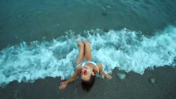 Topputsikt, slank jente i bikini, morer seg på strandferie – stockvideo