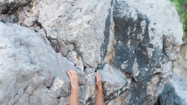 Kerl macht Klimmzüge auf Felsen im Freien. — Stockvideo