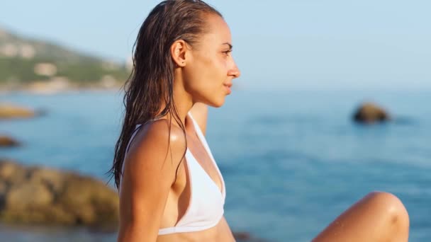 Perfil ver retrato atractivo Joven bronceada Mujer en bikini blanco tocando el pelo mojado — Vídeos de Stock