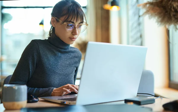 Young Business Woman Eyeglasses Concentrating Screen Typing Laptop While Sitting — Stock Photo, Image