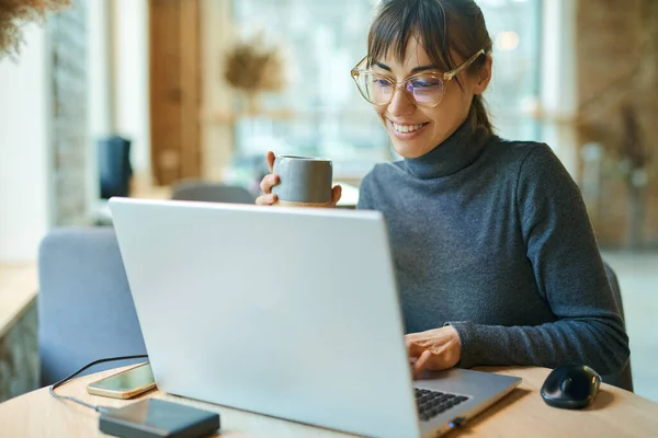 Ung Smilende Forretningskvinne Briller Som Jobber Med Bærbar Bærbar Bærbar – stockfoto