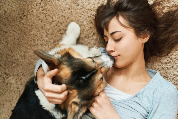 Vue Dessus Jeune Femme Joyeuse Couchée Sur Tapis Avec Animal — Photo