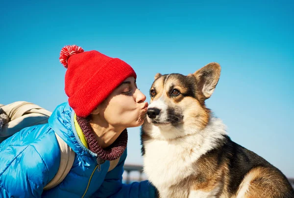 กสาวท ความส ขใช เวลาว างก ขของเธอข างนอกเด ปภาพหญ งสาวในหมวกแดงจ Corgi — ภาพถ่ายสต็อก