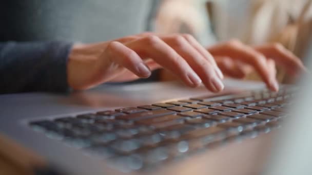 Close-up de mulher jovem usando laptop — Vídeo de Stock