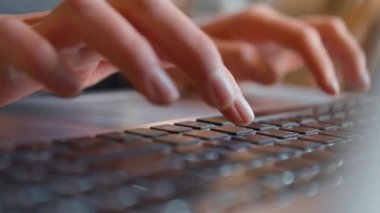 Alüminyum Laptop Klavyesinde Kadın Elleri Yazıyor