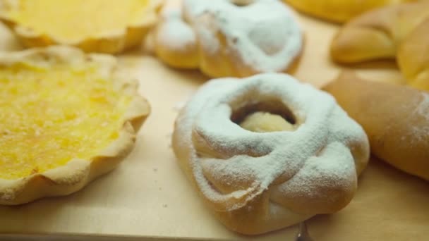 Slider tiro fresco asado y sabroso buscando pasteles y productos de panadería a través de ventana de panadería — Vídeos de Stock