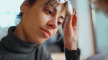 Gözlük takan çekici bir kadının yakın plan yüzü..