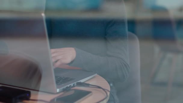 Ofisteki masada dizüstü bilgisayar kullanan bir iş kadınının orta bölümü. — Stok video