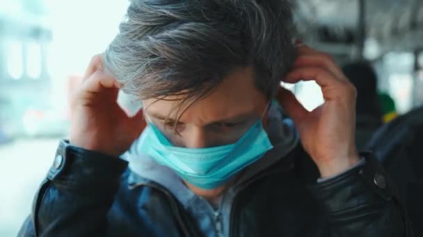 Bell Uomo Europeo Che Indossa Una Maschera Medica Protettiva Mentre — Video Stock