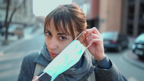 Traveller Feminino Caucasiano Movimento Lento Usar Máscara Para Evitar Infecção — Vídeo de Stock