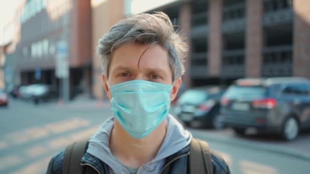 街中通りや建物の中に保護コロナウイルスの医療マスクを身に着けている中年の成人男性 医療と安全の生活 N1H1コロナウイルス ウイルス保護 世界的なパンデミック — ストック動画