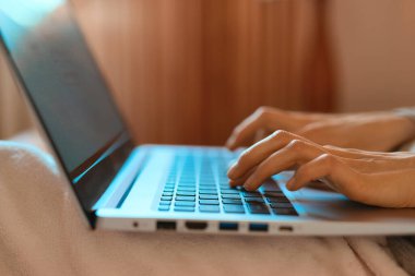 Dizüstü bilgisayarda yazı yazan kadın ellerini kapat, sosyal ağlarda bilgi ara, sohbet için netbook kullanan kadın klavye metni kullan. Uzaktan çalışma, teknoloji kavramı.
