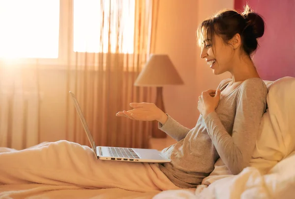 Onnellinen Iloinen Nainen Puhuu Videopuhelu Kannettavan Tietokoneen Sängyssä Kotona Auringonvalo — kuvapankkivalokuva