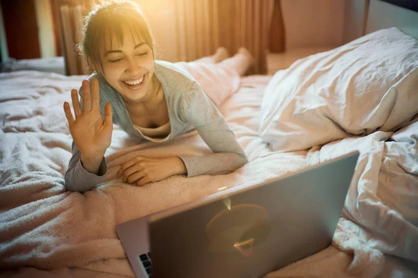 Sonriendo Mujer Encantada Saludando Mano Hablando Chat Vídeo Utilizando Internet —  Fotos de Stock