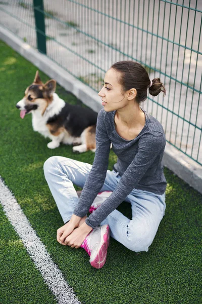Young Female Owner Sitting Grass Her Cute Pet Welsh Corgi — Stock Photo, Image