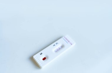 Coronavirus testi. COVID-19 testleri pozitif sonuç verdi. Virüs salgını için laboratuvar kartı testi..