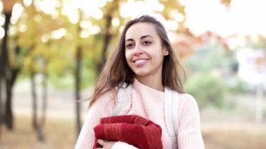 Güz Ormanı 'nda yürüyen küçük sırt çantalı güzel bir kadın yürüyüşçünün arka görüntüsü