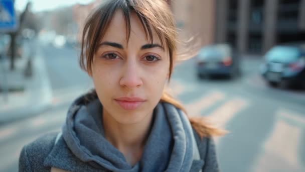 Primer plano caucásico mujer turista de pie europeo ciudad soleado día buscando recta con confianza — Vídeo de stock