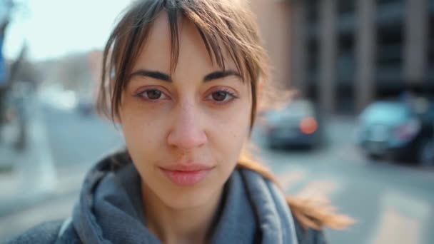 Close-up gezicht van aantrekkelijke zelfverzekerde multi-etnische vrouw op straat — Stockvideo