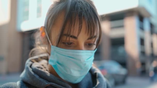 Hava kirliliğine karşı yüz maskesi takan Asyalı kadını kapatın ve dışarıda 19 koronavirüs oluşturun. — Stok video