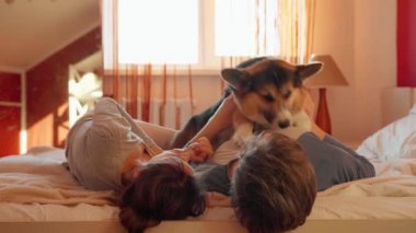 Evde köpekli mutlu çift.