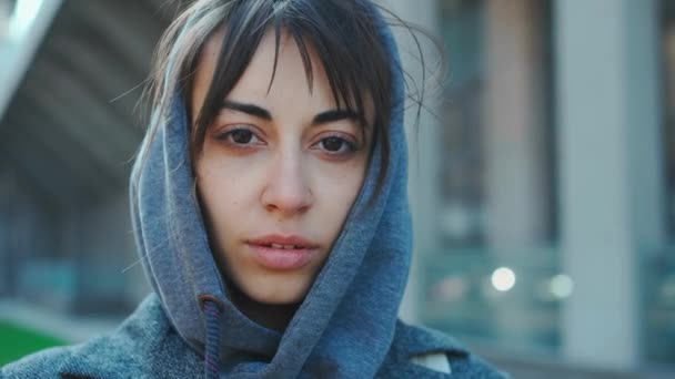 Gros plan attrayant caucasien femme touriste à capuche debout ville européenne regardant droit avec confiance . — Video