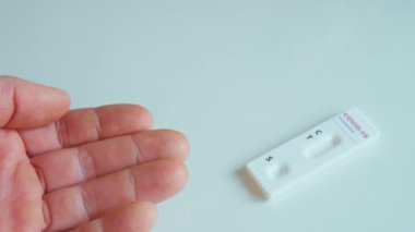 Hemşire hastayı kan örnekleme ve dezenfekte için alkolle hazırlıyor.