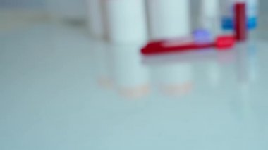 COVID-19 analizi için eldiven tutan yakın plan bilim adamı.